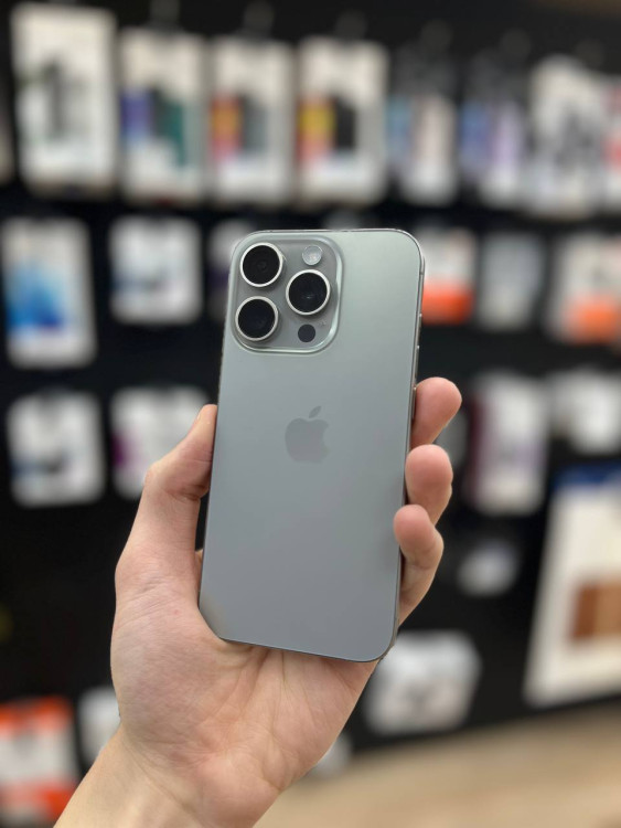 Б/У Смартфон Apple iPhone 15 Pro 256GB Титан (Natural Titanium) nano SIM + eSIM