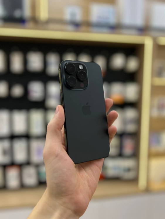 Б/У Смартфон Apple iPhone 16 Pro 256GB Черный (Black Titanium)