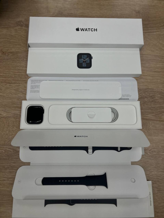 Б/У Умные часы Apple Watch SE 2022 44mm Aluminum Case with Sport Band Черный | Фото 3 из 3