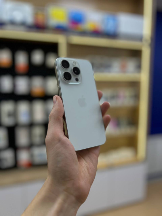 Б/У Смартфон Apple iPhone 15 Pro 256GB Белый
