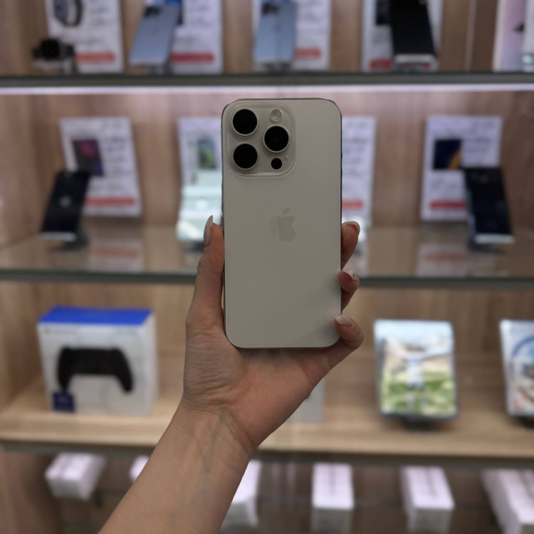 Б/у Смартфон Apple iPhone 15 Pro 256GB Белый (White Titanium)
